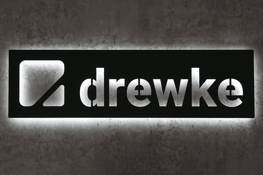 Porównanie podświetlenia frontowego i LED Halo w literach 3D i kasetonach podświetlanych