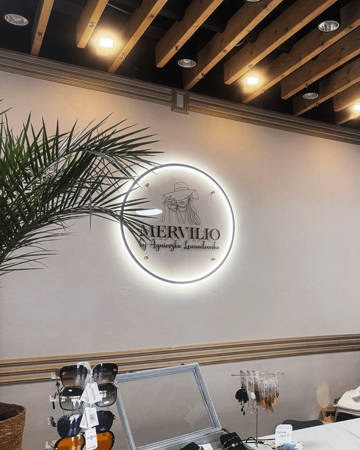 Podświetlane logo na ścianie salonu kosmetycznego w Toruń