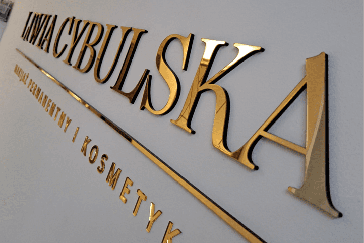 Złote logo z plexi na wymiar Warszawa