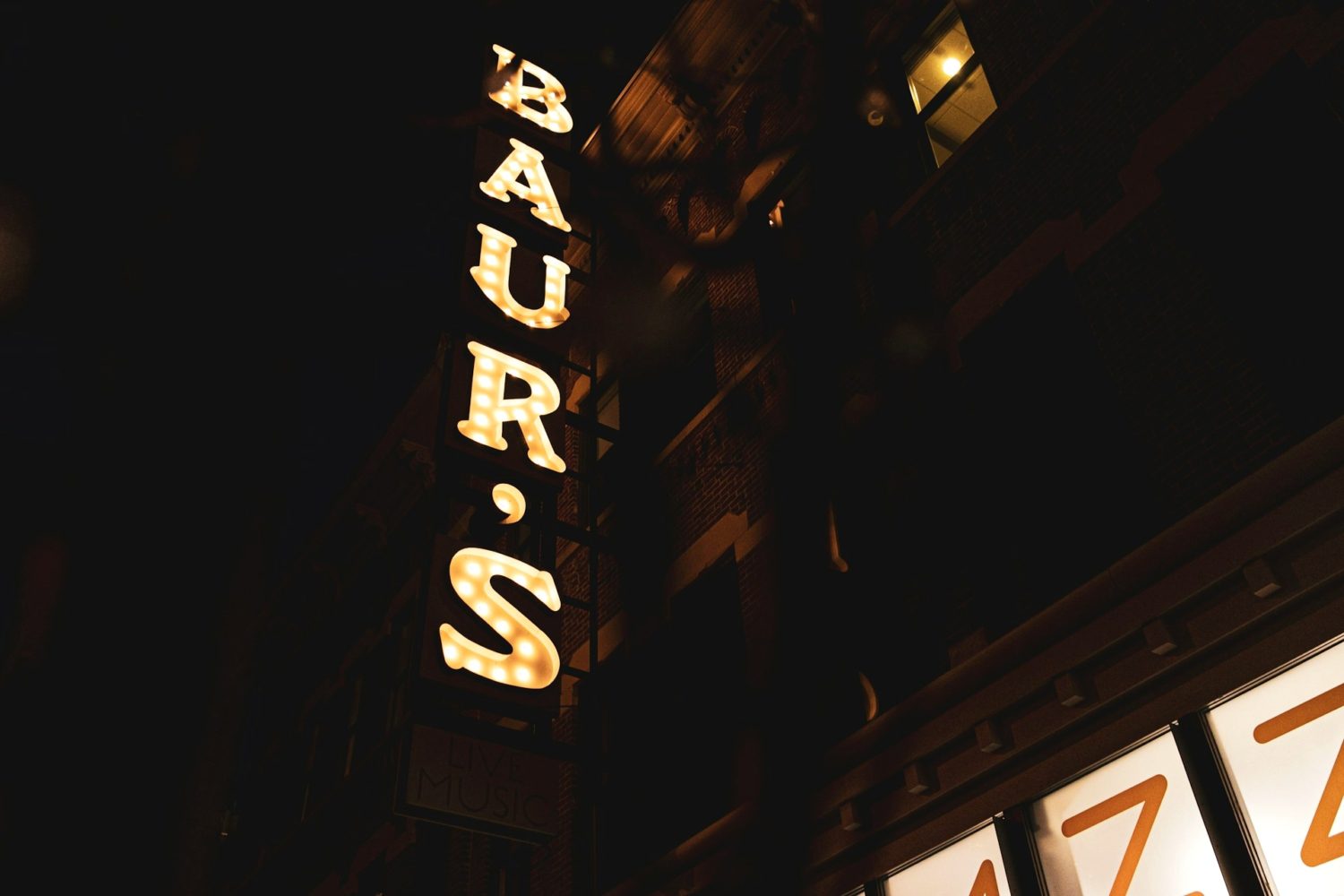 Dystanse, ramy, panele - co wybrać do montażu kasetonów reklamowych i liter 3D