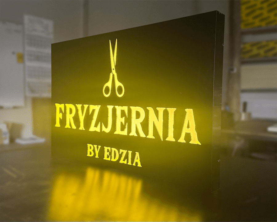 Kaseton z dibondu z żółtym oświetleniem