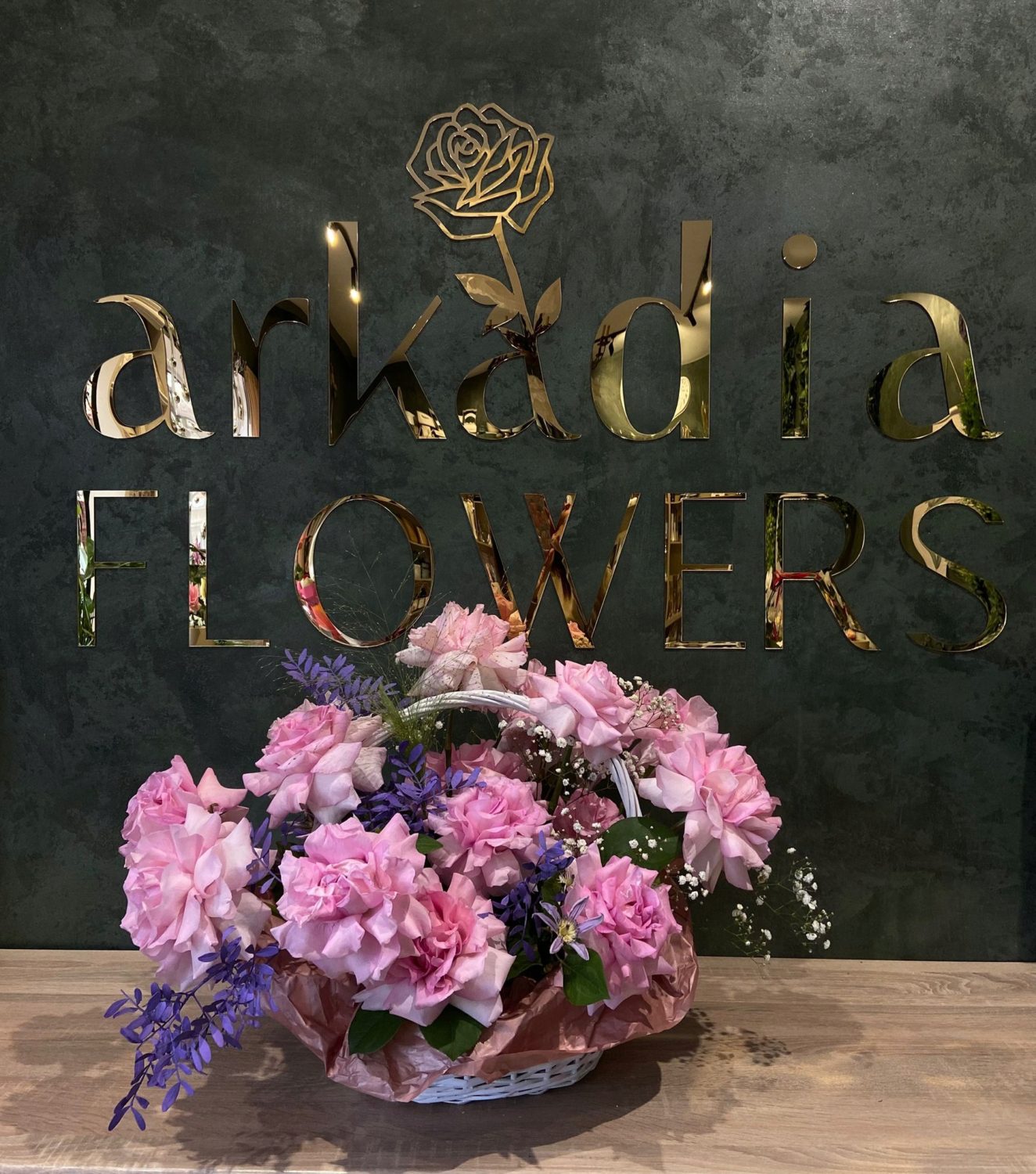 Lustrzane logo z plexi na ścianę złote lub srebrne do biura recepcji