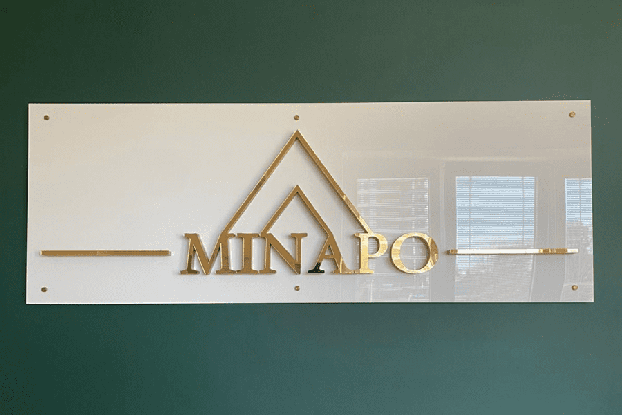 Złote logo litery z pleksi metaliczne satyna