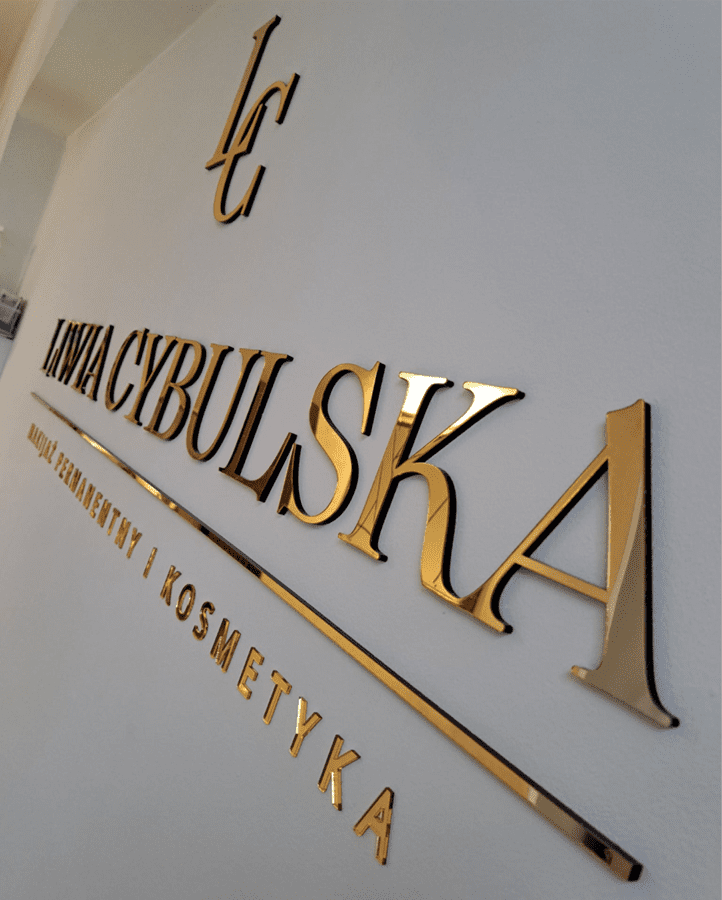 Złote logo na ścianę dla studia kosmetologi i medycyny estetycznej