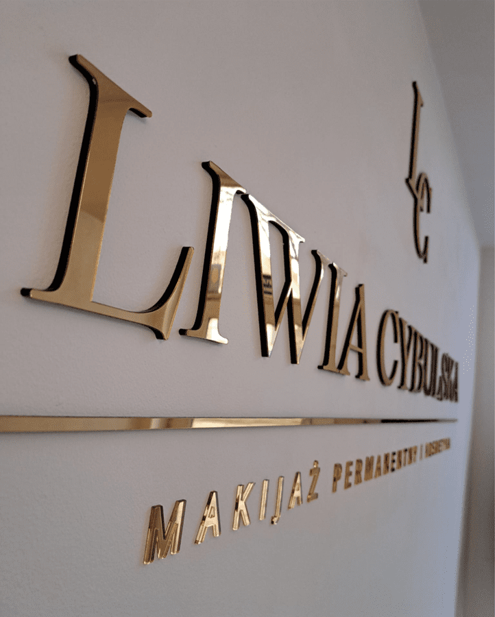 Złoty napis z czarnym konturem, z czarną warstwą plexi